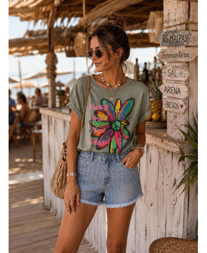 🩳 Pantalón Corto Vaquero con Strass y Bajo Desflecado 2
