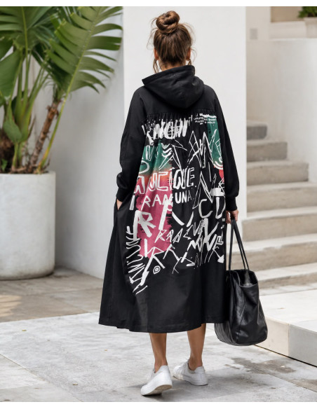Vestido combinado con capucha y dibujo de graffiti en la espalda