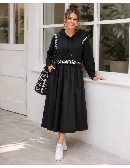 Vestido combinado con capucha y dibujo de graffiti en la espalda