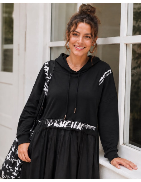 Vestido combinado con capucha y dibujo de graffiti en la espalda