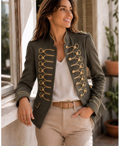 Chaqueta verde tipo army con botones y pasamanería dorada