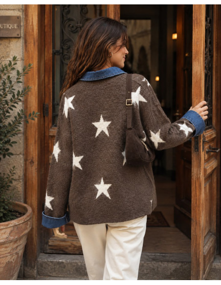 Suéter Marrón Chocolate con Estrellas y Detalles Denim
