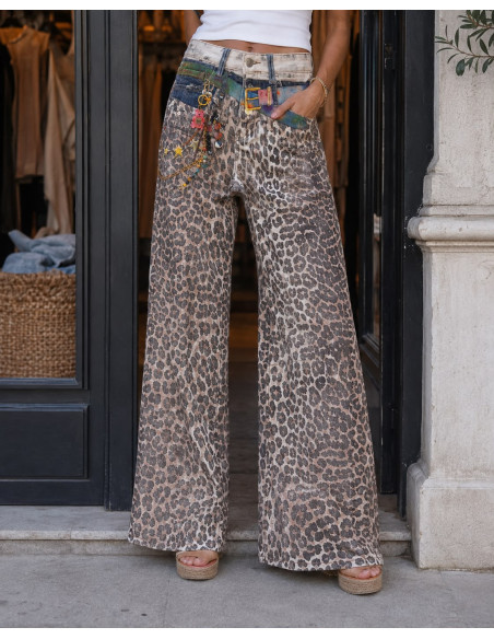 Pantalón Animal Print de Pata Recta con Detalles Decorativos