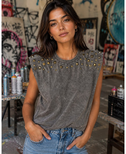 Camiseta Gris Lavada con Hombreras y Tachas Bronce