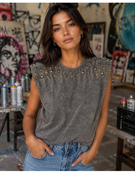 Camiseta Gris Lavada con Hombreras y Tachas Bronce