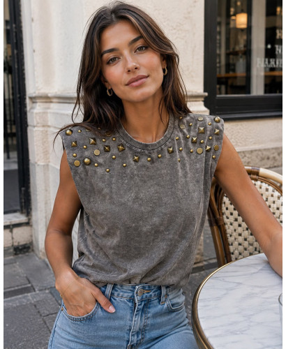 Camiseta Gris Lavada con Hombreras y Tachas Bronce 2