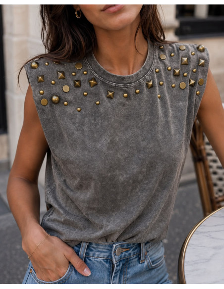 Camiseta Gris Lavada con Hombreras y Tachas Bronce