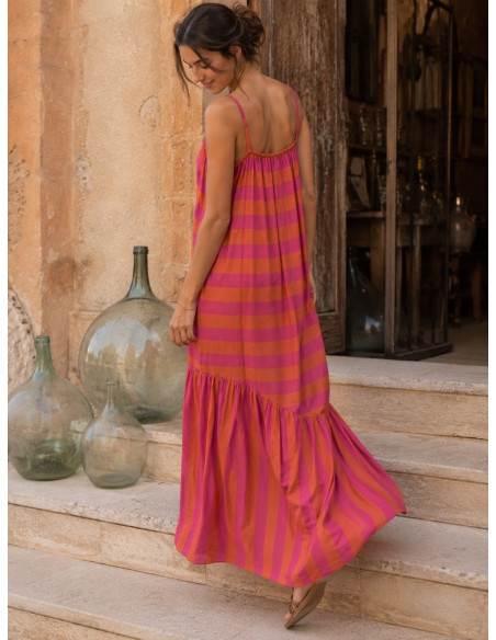 Vestido largo de rayas naranja y rosa  con diseño asimétrico