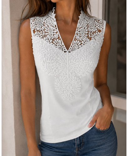 Camiseta Blanca con Blonda y Escote de Pico 2