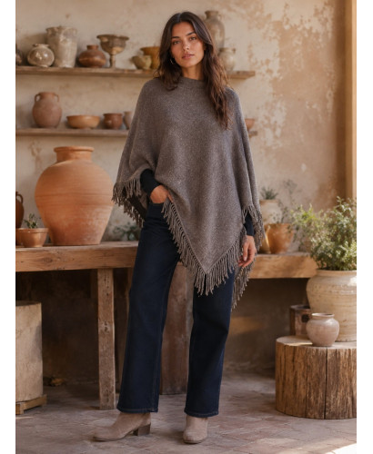 Poncho marrón con flecos