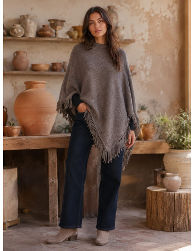 Poncho marrón con flecos