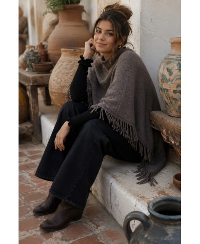 Poncho marrón con flecos 2
