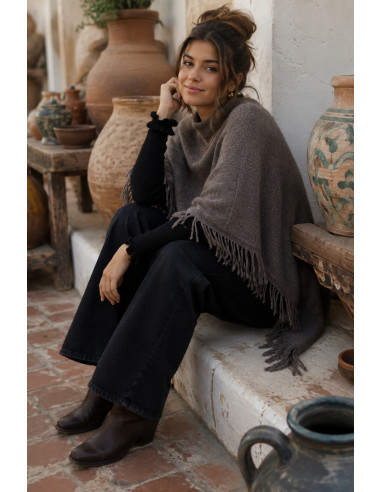 Poncho marrón con flecos