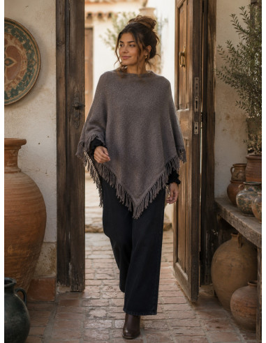 Poncho marrón con flecos