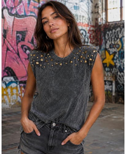 Camiseta Gris Oscuro  Lavada con Hombreras y Tachas Bronce