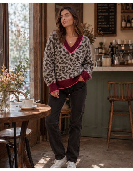 Suéter Animal Print con Escote de Pico y Detalles Granate