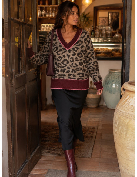 Suéter Animal Print con Escote de Pico y Detalles Granate