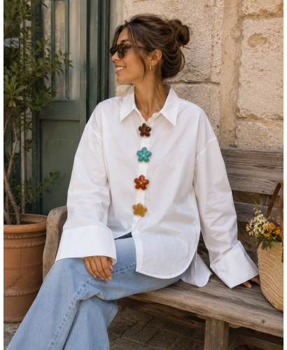 Camisa Blanca Oversize con Adornos de Colores 2