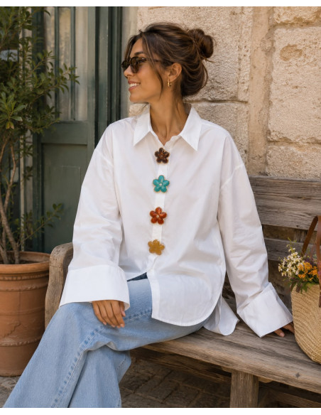Camisa Blanca Oversize con Adornos de Colores