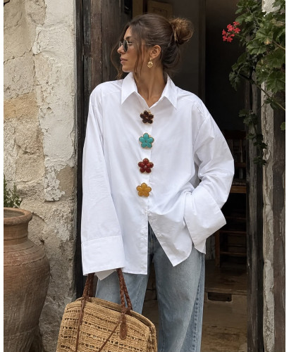 Camisa Blanca Oversize con Adornos de Colores