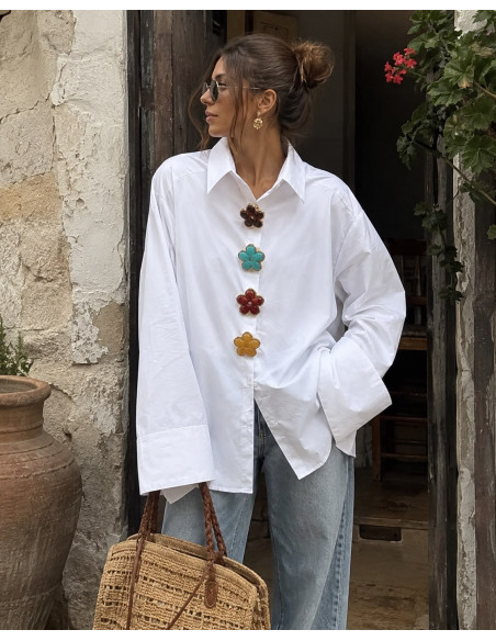 Camisa Blanca Oversize con Adornos de Colores