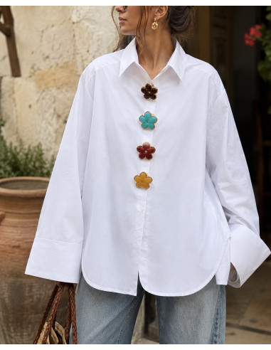 Camisa Blanca Oversize con Adornos de Colores