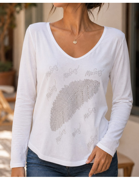 Camiseta blanca con escote pico y hoja en strass