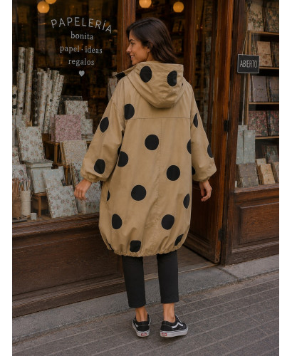 Parka camel Oversize con Lunares Negros y Capucha 2