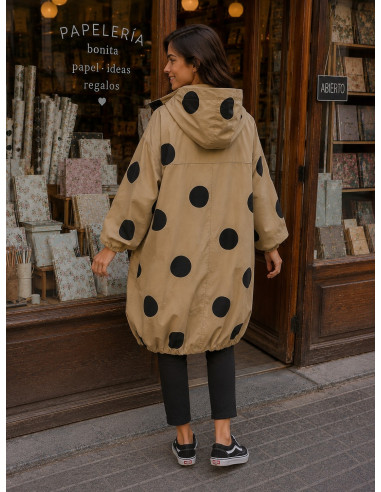 Parka camel Oversize con Lunares Negros y Capucha