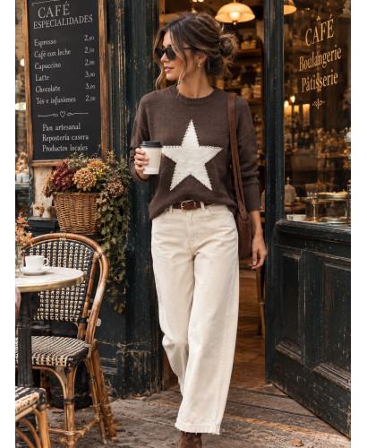 Suéter chocolate con estrella blanca y tachas plateadas
