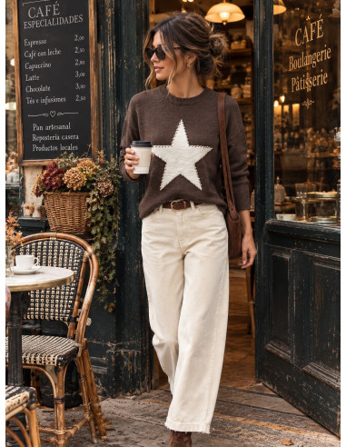 Suéter chocolate con estrella blanca y tachas...