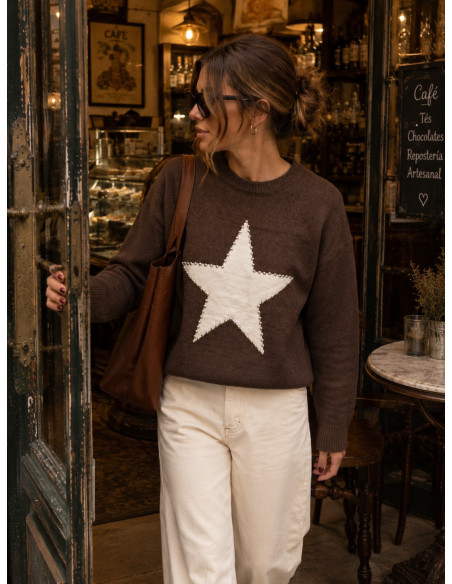 Suéter chocolate con estrella blanca y tachas plateadas