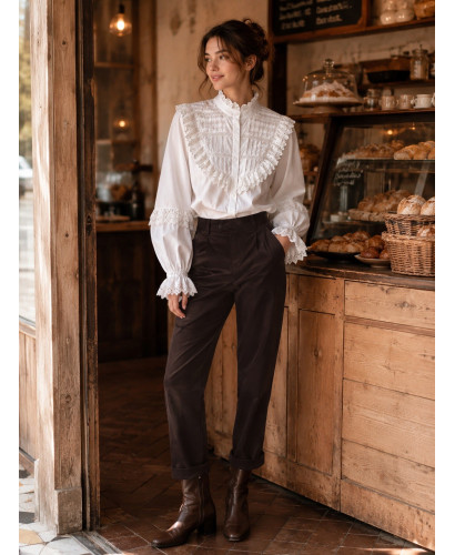 Camisa Blanca con Detalles Bordados y Volantes 2
