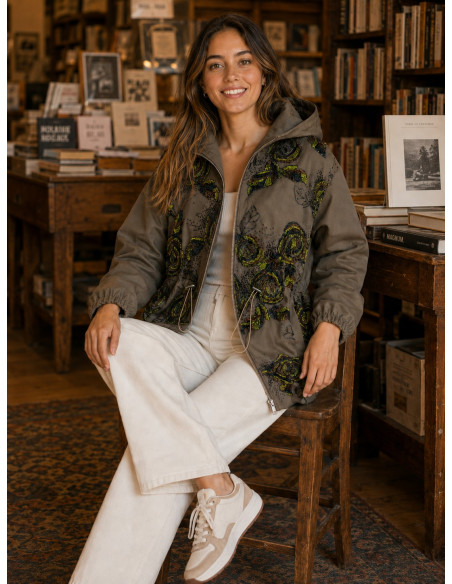 Parka Verde Kaki Bordada con Lentejuelas y Capucha