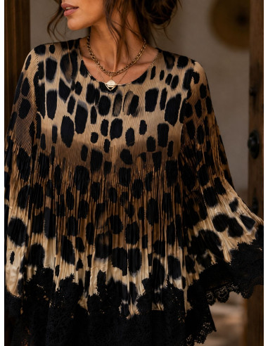 Blusa Satinada Animal Print con Puntilla Negra