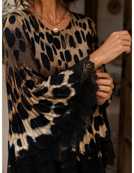 Blusa Satinada Animal Print con Puntilla Negra