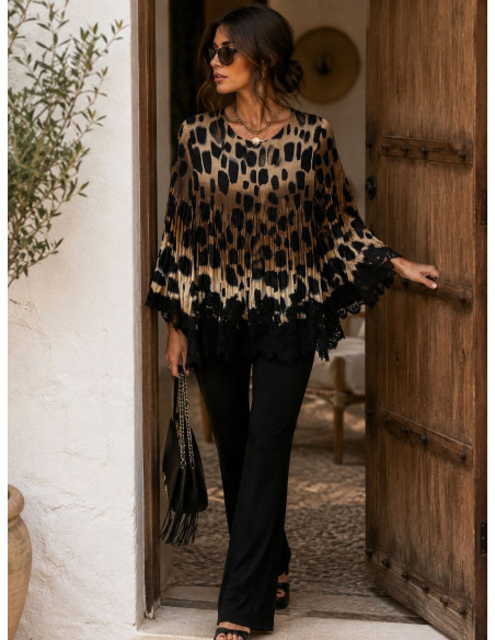 Blusa Satinada Animal Print con Puntilla Negra
