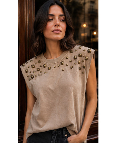 Camiseta camel efecto desgastado con Hombreras y Tachas...