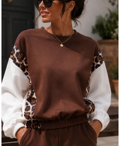 Conjunto chocolate técnico con detalles animal print 2
