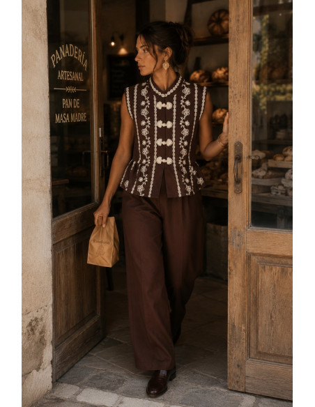 Blusa de lino chocolate con dibujo en blanco
