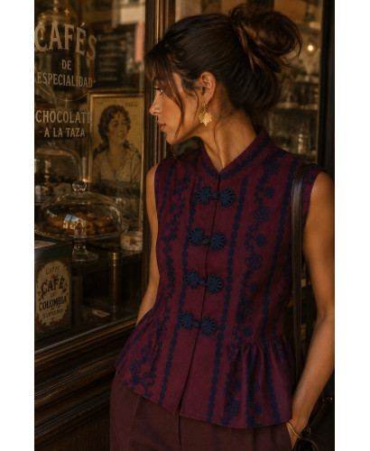Blusa de lino granate con dibujo en azul marino 2