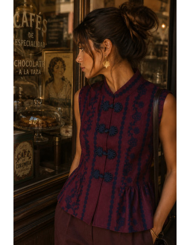 Blusa de lino granate con dibujo en azul marino