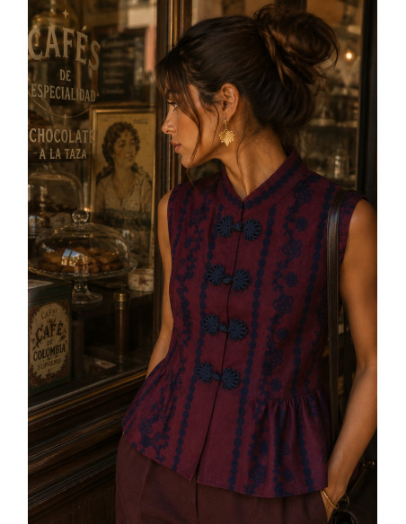 Blusa de lino granate con dibujo en azul marino