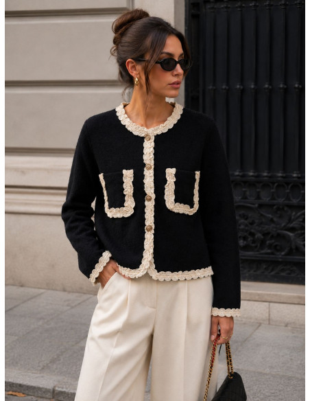 Chaqueta de punto negra con detalles de puntilla en crudo