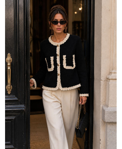Chaqueta de punto negra con detalles de puntilla en crudo