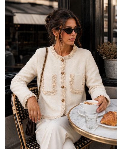 Chaqueta de punto cruda con detalles de puntilla en crudo