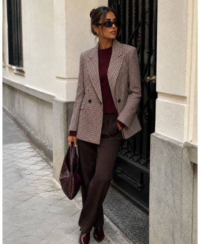 Chaqueta cruzada de cuadros burdeos con doble botón negro 2