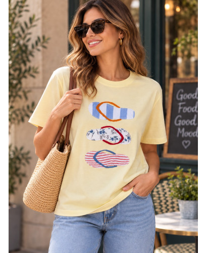 Camiseta amarilla con chanclas en tejidos combinados