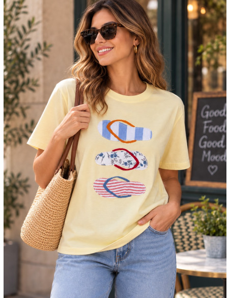Camiseta amarilla con chanclas en tejidos combinados