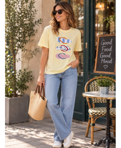 Camiseta amarilla con chanclas en tejidos combinados 2